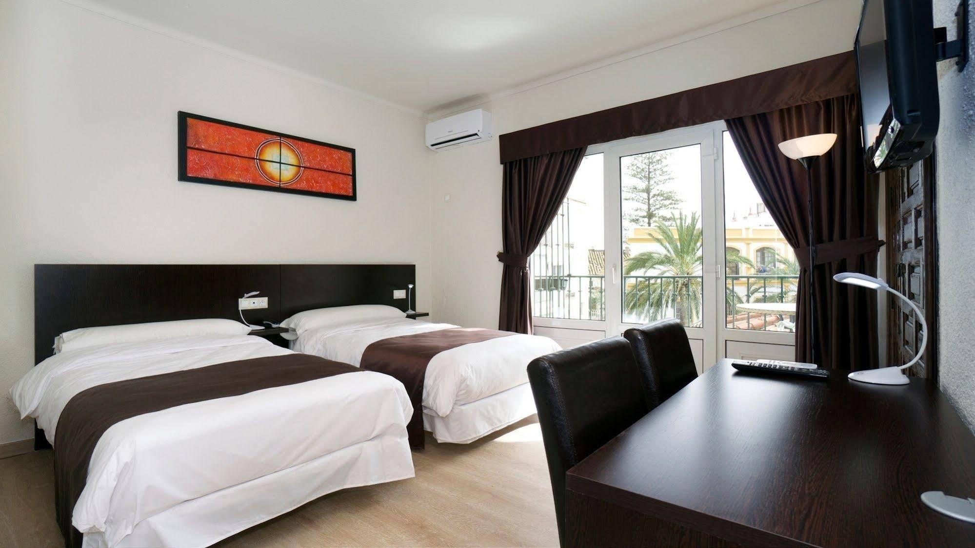 เอล โปโซ Hotel ตอร์เรโมลิโนส ภายนอก รูปภาพ